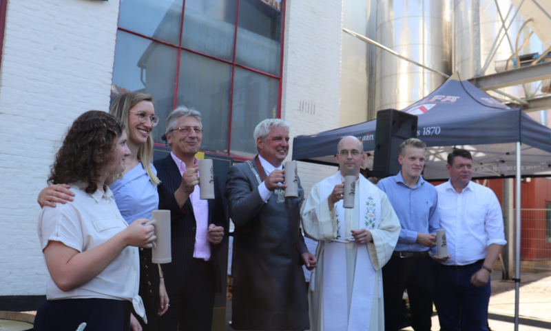 Familie Meens, de burgemeester en Deken proosten op het nieuwe Alfa Proeflokaal